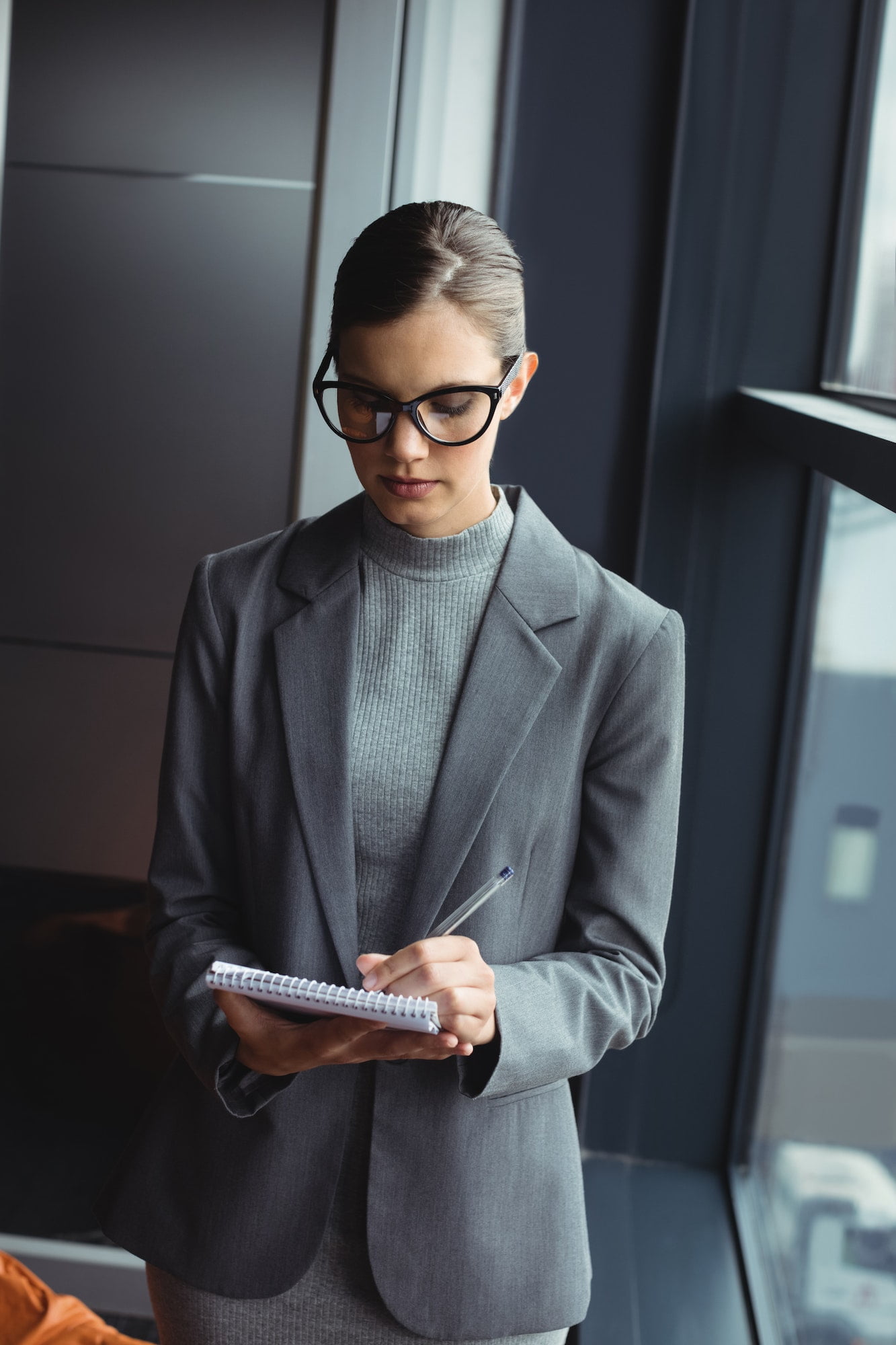 Ilustração do cérebro e processos cognitivos.