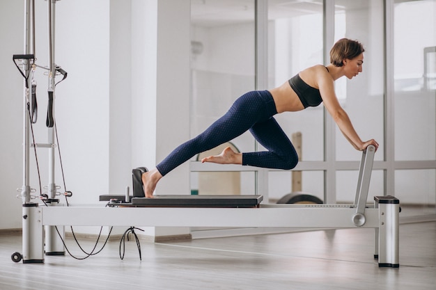 Sessão de Pilates com equipamentos