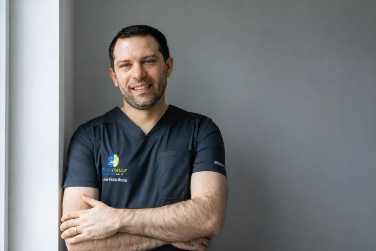 Dr. José Padrão Mendes, neurologista e neuropsiquiatra da Clínica NeuroPsyque, em entrevista sobre Neurofeedback, neurodesenvolvimento e regulação cerebral em crianças e jovens.