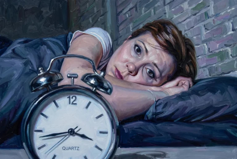 Mulher deitada na cama acordada a olhar para um despertador na mesa de cabeceira, ilustrando insónia e a privação de sono que podem afetar a memória.